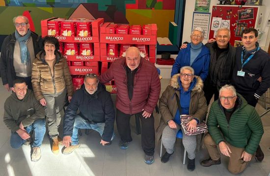 I panettoni donati alle famiglie in difficoltà dall'asse. La Rosa e dall'Emporio Solidale