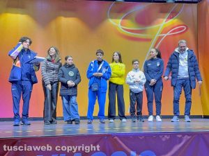 Fiamma olimpica a Viterbo - La premiazione a piazza Martiri di Ungheria - La consigliera Francesca Pietrangeli, la minisindaca Gioia Maria Buzzi, gli atleti Viviana Cozzani, Matilde Casini, Tommaso Trotta e Melissa Gemini, l'assessore Emanuele Aronne