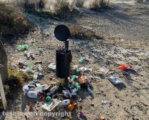 Viterbo - Immondizia al Bullicame