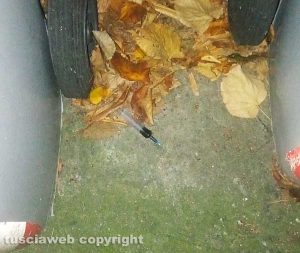 Una delle siringhe trovate nell'area verde del condominio di via Antonio del Massaro e via Lorenzo da Viterbo