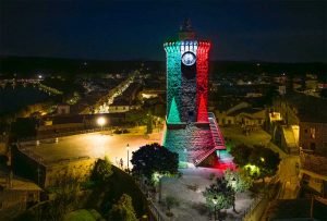 La Torre dell’Orologio di Marta a Natale si illumina di rosso