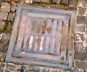 Viterbo - Tombino chiuso con il cemento in via Santa Maria Nuova