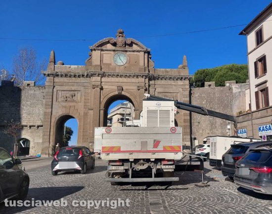 Viterbo - Allestimento concerto fine anno a piazza della Rocca