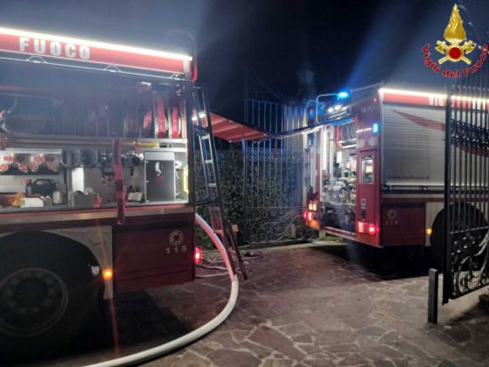 Bracciano - Incendio al tetto di una villetta - I vigili del fuoco
