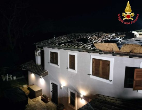 Bracciano - Incendio al tetto di una villetta