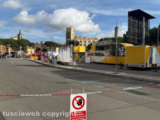 Viterbo - Prende forma il palco del viaggio della fiamma olimpica a piazza del Sacrario