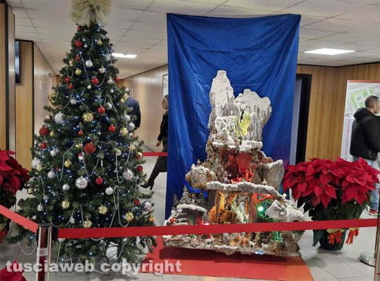 Natale 2025 - L'albero e il presepe accolono gli utenti all'ingresso del tribunale
