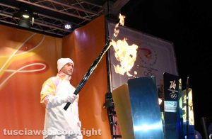 Viterbo - La fiamma olimpica - L'accensione del braciere a piazza del Sacrario - Il tedoforo Omar Sabatini
