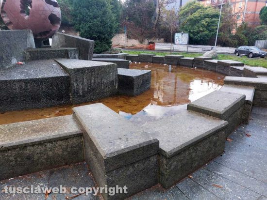 Viterbo - La Fontana Sfera sempre più nel degrado
