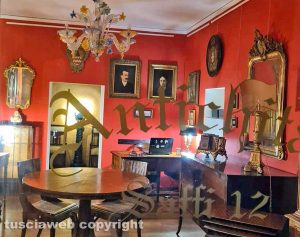 Viterbo - Il negozio "Antichità Saffi"