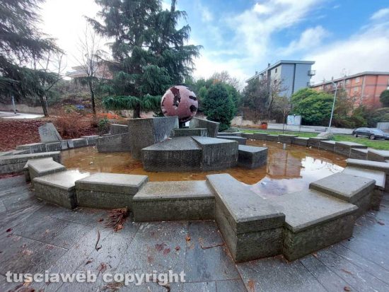 Viterbo - La Fontana Sfera sempre più nel degrado