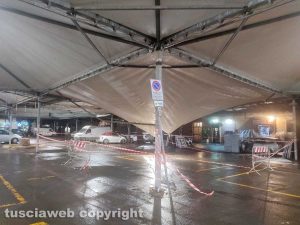 Civitavecchia - Al mercato crolla una parte della tensostruttura