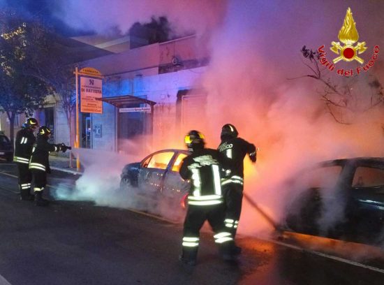 Civitavecchia - Auto in fiamme nella notte