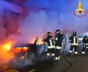 Civitavecchia - Auto in fiamme nella notte