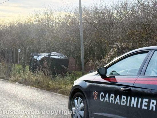 Ronciglione - Perde il controllo dell'auto e finisce in un campo - I carabinieri sul posto