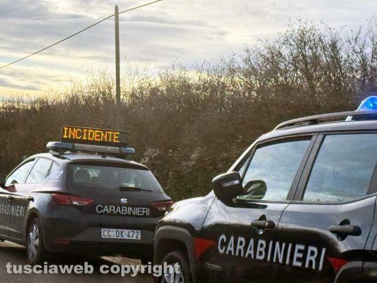 Ronciglione - Perde il controllo dell'auto e finisce in un campo - I carabinieri sul posto
