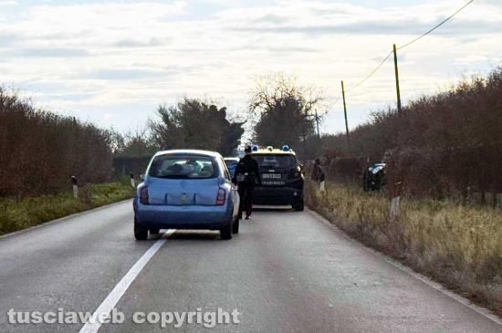 Ronciglione - Perde il controllo dell'auto e finisce in un campo