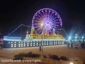 Civitavecchia - La nave illuminata davanti alla ruota panoramica