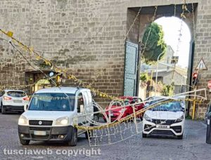 Viterbo - Crollano luminarie di Natale a Porta Romana