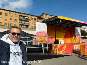 Viterbo - Prende forma il palco del viaggio della fiamma olimpica a piazza del Sacrario - L'assessore Emanuele Aronne