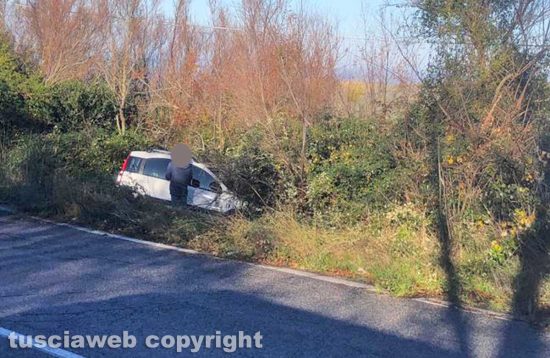 Civitavecchia - Auto fuori strada sulla Braccianese Claudia