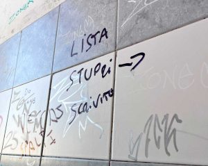 Le scritte al liceo Carducci