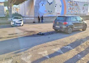 Civitavecchia - Scontro tra due auto in Largo Martiri di Via Fani