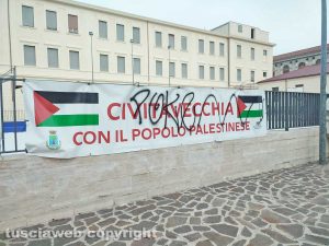 Civitavecchia - Imbrattato lo striscione in favore della Palestina