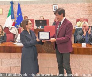 Civitavecchia - Il sindaco Marco Piendibene premia Enrica De Fazi