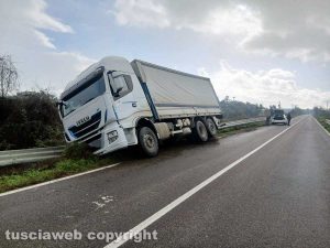 Viterbo - Camion fuori strada sulla Teverina