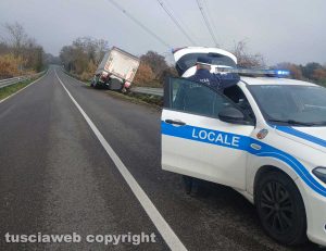 Viterbo - Camion fuori strada sulla Teverina