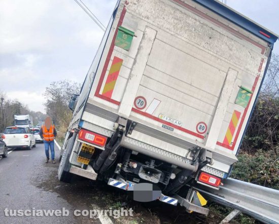 Viterbo - Camion fuori strada sulla Teverina