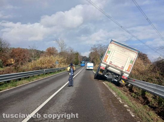 Viterbo - Camion fuori strada sulla Teverina