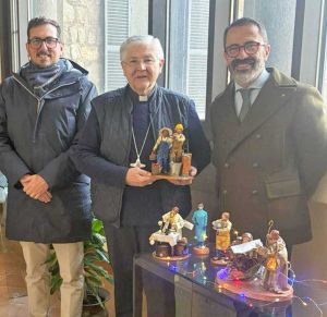 La consegna della statuina del presepe 2025