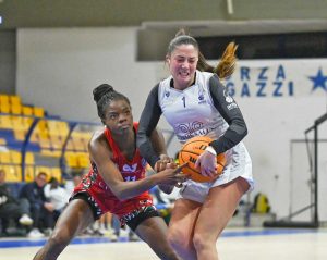 Arianna Puggioni in azione contro la difesa di Costa Masnaga