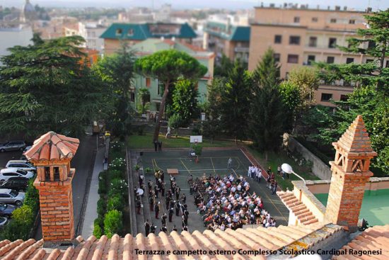 L'esterno del complesso scolastico Cardinal Ragonesi