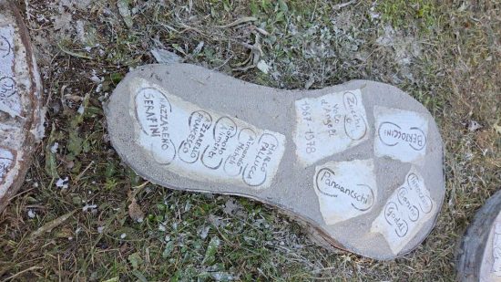 Viterbo - Le impronte in ceramica firmate dai facchini ed ex facchini di Santa Rosa