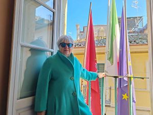 Tarquinia - Una visitatrice a palazzo Vipereschi