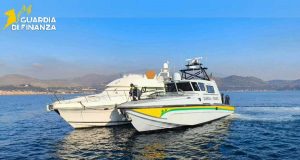 Gaeta - Inseguimento in mare della guardia di finanza