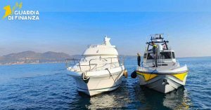 Gaeta - Inseguimento in mare della guardia di finanza