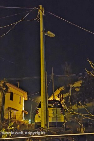 Viterbo - Lampione dell'illuminazione pubblica in strada Fastello guasto