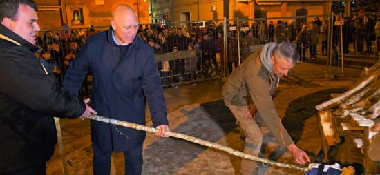 Monte Romano ha acceso il primo focarone - Il sindaco Maurizio Testa