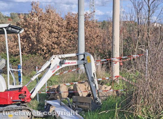 Montefiascone - Lo scavo sequestrato lungo la via Francigena in località Paoletti - Le basole romane tolte