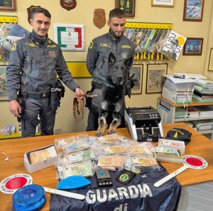 Tarquinia - Le banconote sottovuoto e il materiale sequestrato