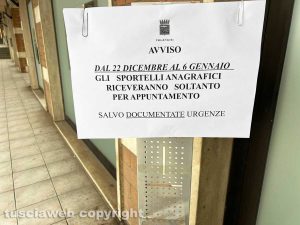 Viterbo - Il cartello all'ufficio anagrafe di via Garbini