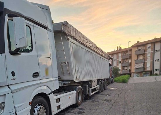 Grotte Santo Stefano - I camion parcheggiati