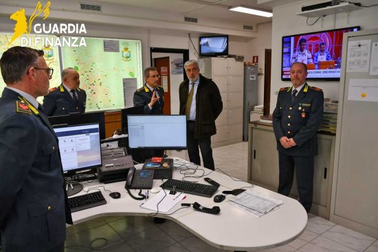 Viterbo - Il procuratore capo della repubblica Mario Palazzi in visita alla guardia di finanza