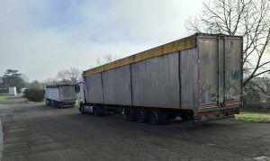 Grotte Santo Stefano - I camion parcheggiati