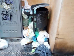 Viterbo - Rifiuti in via dell'Orologio vecchio