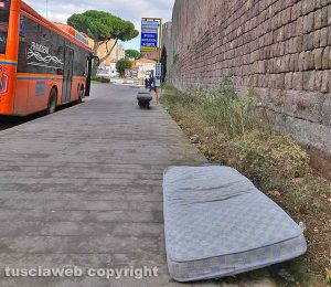 Viterbo - Un materasso abbandonato fuori le mura